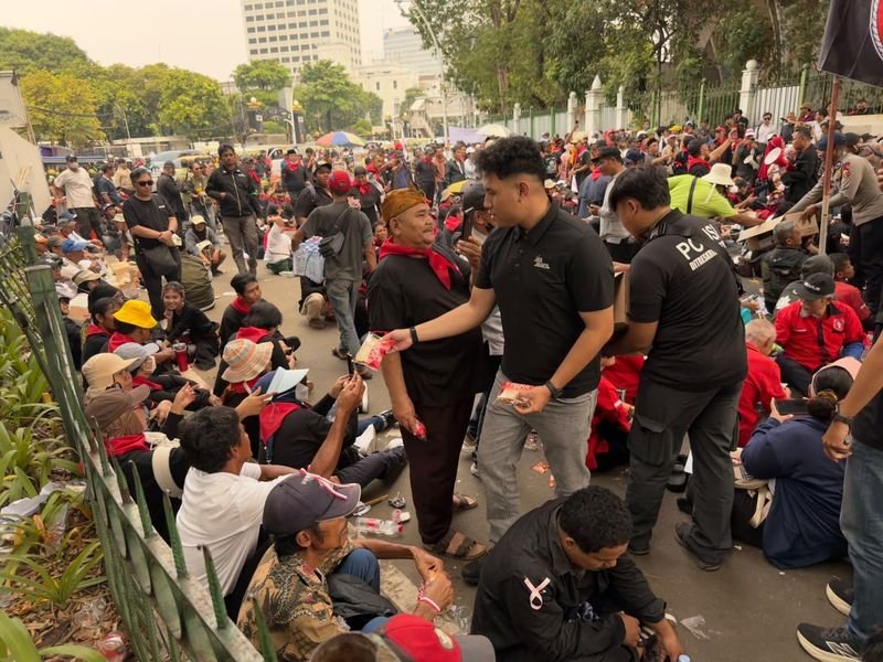Personel Polda Metro Jaya Bagikan Makanan dan Minuman Gratis ke Massa Aksi di Monas