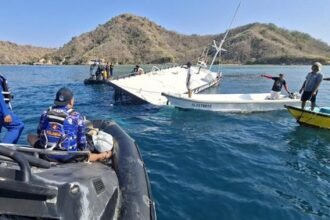 Tabrak Karang Dangkal di Labuan Bajo, Kapal Pinisi Yukai Bawa Turis Asing Tenggelam