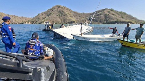 Tabrak Karang Dangkal di Labuan Bajo, Kapal Pinisi Yukai Bawa Turis Asing Tenggelam
