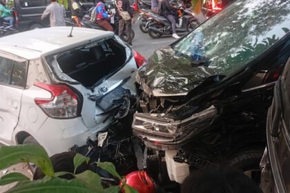 Kabur Usai Tabrak Zenix, Alphard Seruduk 10 Motor dan 3 Mobil Hingga Hancur, Sopir Nyaris Dimassa