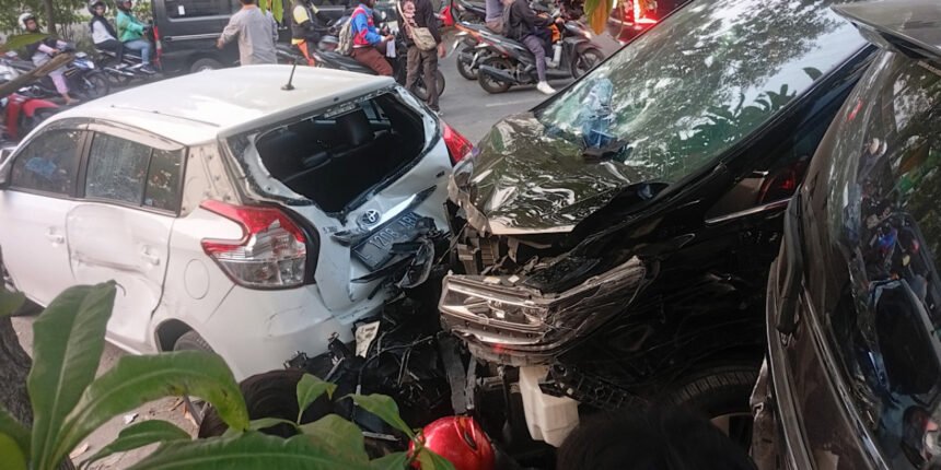 Kabur Usai Tabrak Zenix, Alphard Seruduk 10 Motor dan 3 Mobil Hingga Hancur, Sopir Nyaris Dimassa