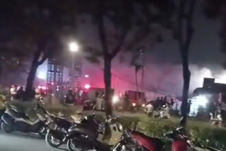 Pasar Mobil Kemayoran Diamuk Si Jago Merah, 22 Armada Damkar Diterjunkan Jinakkan Api