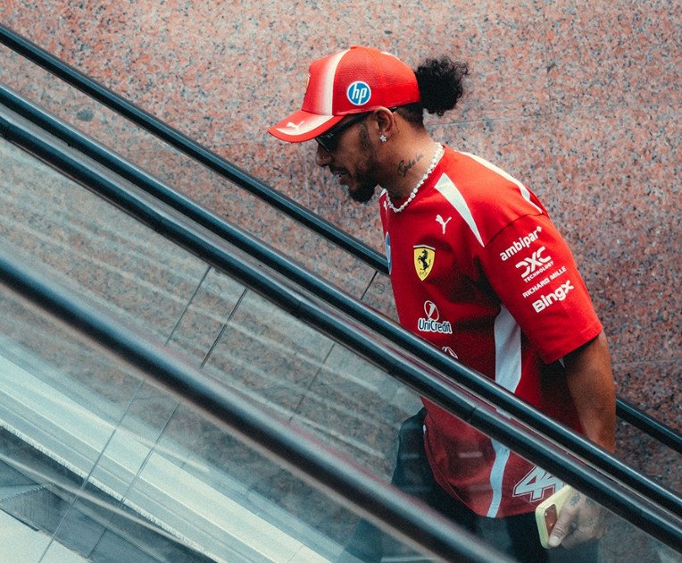 Hamilton Kesal Ferrari Ubah Strategi di Menit Akhir Kualifikasi GP Azerbaijan, Terpaksa Start dari P6