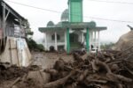Jemaah Tetap Salat Ketika Banjir Menerjang, Masjid Raya di Kayu Aro Solok Masih Berdiri Tegak