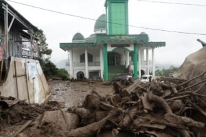 Jemaah Tetap Salat Ketika Banjir Menerjang, Masjid Raya di Kayu Aro Solok Masih Berdiri Tegak