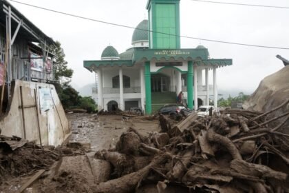 Jemaah Tetap Salat Ketika Banjir Menerjang, Masjid Raya di Kayu Aro Solok Masih Berdiri Tegak