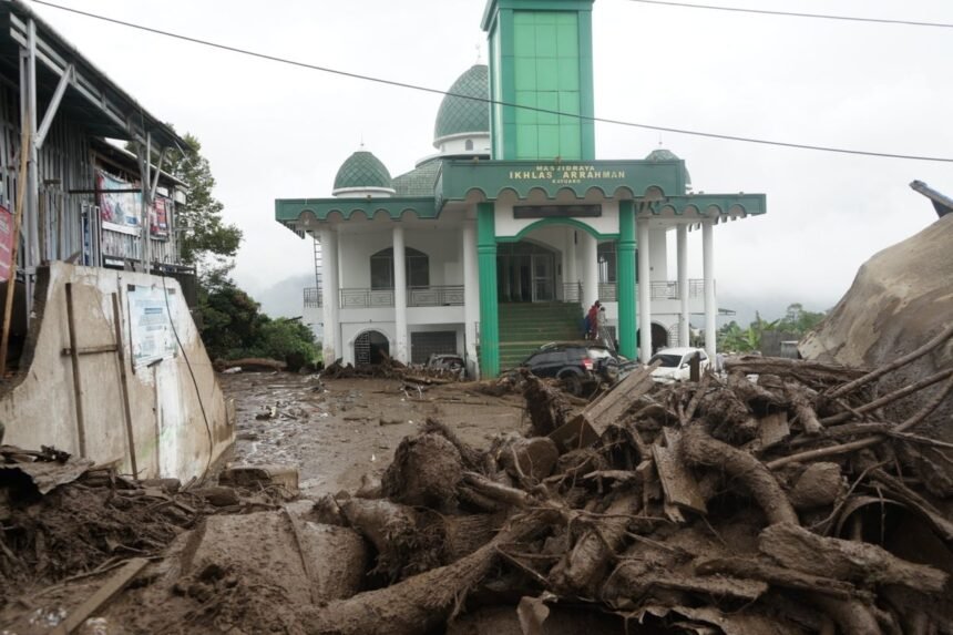 Jemaah Tetap Salat Ketika Banjir Menerjang, Masjid Raya di Kayu Aro Solok Masih Berdiri Tegak
