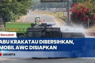 Bersihkan Debu Erupsi Krakatau, Polda Metro Jaya Semprotkan Water Cannon ke Jalanan Jakarta