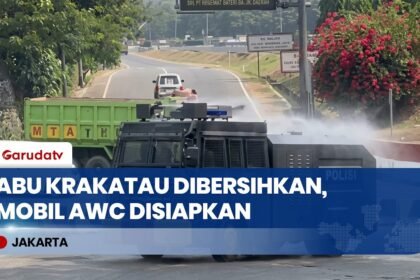 Bersihkan Debu Erupsi Krakatau, Polda Metro Jaya Semprotkan Water Cannon ke Jalanan Jakarta