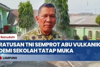 Sapu Abu Vulkanik Berbahaya! 605 Prajurit TNI Turun Langsung Bersihkan Sekolah dan Masjid di Lampung