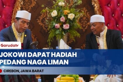 Jokowi Terima Cinderamata Pedang Naga Liman dari Gus Ujang Busthomi di Cirebon
