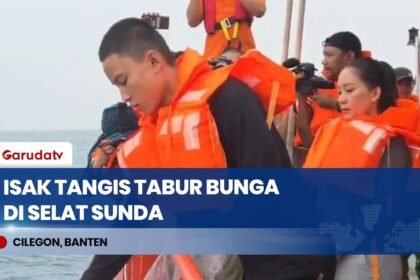 Isak Tangis Haru Keluarga Jurnalis Yudhistiro Pranoto Tabur Bunga di Perairan Selat Sunda