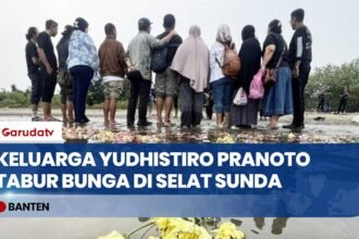 Pencarian Dihentikan, Keluarga Jurnalis Korban Speedboat Arupadatu 1 Tabur Bunga di Selat Sunda