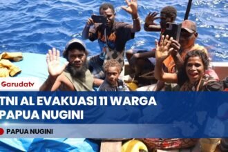 Misi Kemanusiaan TNI AL! KRI WSH-991 Selamatkan 11 Warga Papua Nugini Terombang-ambing di Laut