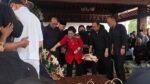 Momen Haru Megawati Tabur Bunga di Makam Adik Tercinta Guruh Soekarnoputra