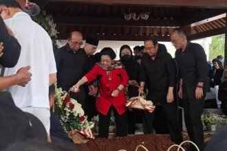 Momen Haru Megawati Tabur Bunga di Makam Adik Tercinta Guruh Soekarnoputra