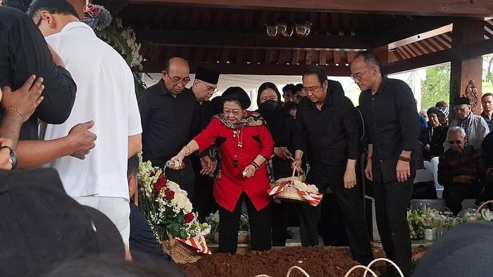 Momen Haru Megawati Tabur Bunga di Makam Adik Tercinta Guruh Soekarnoputra
