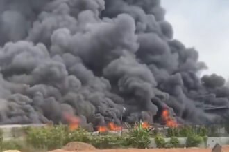 31 Jam Berlalu Kebakaran Pabrik Plastik di Balaraja Belum Padam, Api Kembali Membesar