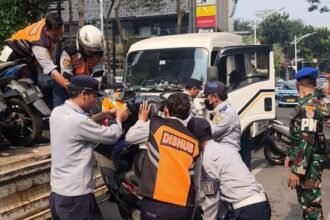 Parkir di Trotoar dan Bahu Jalan Senopati, 52 Sepeda Motor Diangkut Petugas Gabungan