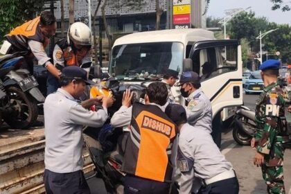 Parkir di Trotoar dan Bahu Jalan Senopati, 52 Sepeda Motor Diangkut Petugas Gabungan