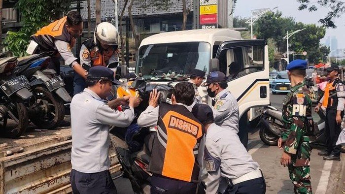 Parkir di Trotoar dan Bahu Jalan Senopati, 52 Sepeda Motor Diangkut Petugas Gabungan
