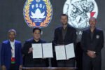 Erick Thohir dan CEO Ajax Menno Geelen usai penandatanganan kerja sama pengembangan pelatih sepak bola Indonesia di Jakarta.