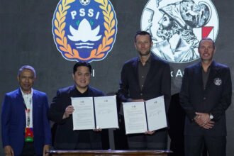 Erick Thohir dan CEO Ajax Menno Geelen usai penandatanganan kerja sama pengembangan pelatih sepak bola Indonesia di Jakarta.