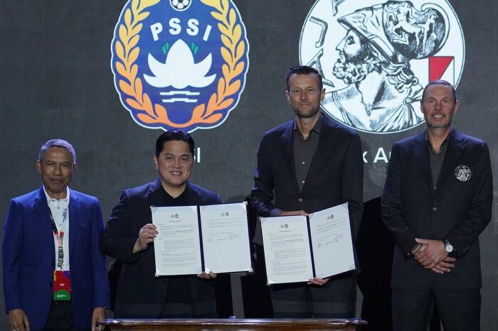 Erick Thohir dan CEO Ajax Menno Geelen usai penandatanganan kerja sama pengembangan pelatih sepak bola Indonesia di Jakarta.