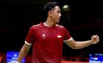 Alwi Farhan mengalahkan Chou Tien Chen dua gim langsung untuk merebut tiket semifinal Asian Games 2026, sedangkan Jonatan Christie dihentikan Loh Kean Yew.