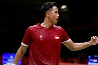 Alwi Farhan mengalahkan Chou Tien Chen dua gim langsung untuk merebut tiket semifinal Asian Games 2026, sedangkan Jonatan Christie dihentikan Loh Kean Yew.