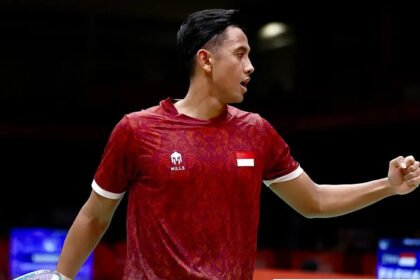 Alwi Farhan mengalahkan Chou Tien Chen dua gim langsung untuk merebut tiket semifinal Asian Games 2026, sedangkan Jonatan Christie dihentikan Loh Kean Yew.