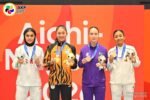 Karateka Indonesia Cok Istri Agung Sanistyarani (paling kanan) meraih perunggu setelah menang 7-3 atas Hafezan Marissa dari Singapura.