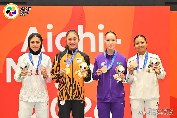 Karateka Indonesia Cok Istri Agung Sanistyarani (paling kanan) meraih perunggu setelah menang 7-3 atas Hafezan Marissa dari Singapura.