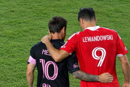 Messi dan Lewandowski Bertemu di MLS, Pelukan Dua Legenda Bikin Fans Terharu