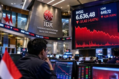 IHSG berpotensi melanjutkan tekanan setelah melemah 1,13 persen sehari sebelumnya, sementara investor mencermati harga minyak, rupiah, risiko bank BUMN, dan keputusan The Fed.