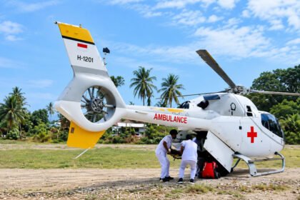 Pemerintah mulai menguji ambulans udara melalui simulasi evakuasi medis menggunakan helikopter di Pesisir Barat, Lampung, untuk mempercepat akses pertolongan kesehatan bagi warga di wilayah sulit dijangkau.