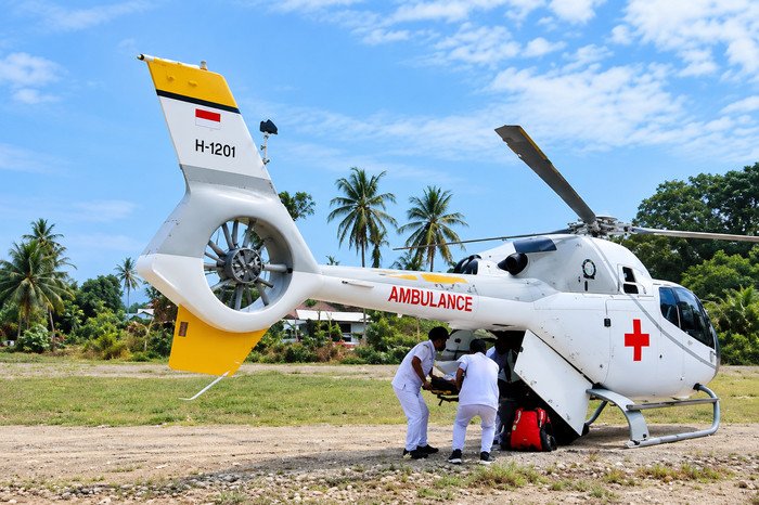 Pemerintah mulai menguji ambulans udara melalui simulasi evakuasi medis menggunakan helikopter di Pesisir Barat, Lampung, untuk mempercepat akses pertolongan kesehatan bagi warga di wilayah sulit dijangkau.