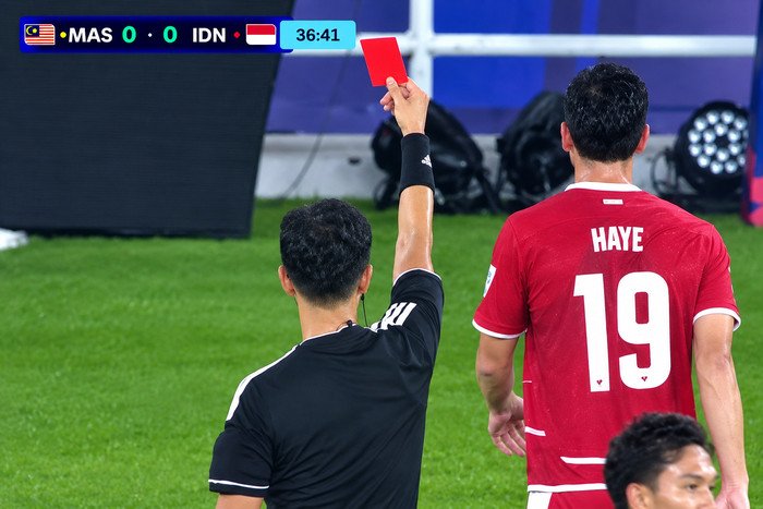 Timnas Indonesia bermain imbang 0-0 melawan Malaysia pada babak pertama FIFA ASEAN Cup 2026, dengan Thom Haye mendapat kartu merah setelah pemeriksaan VAR.