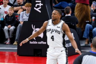 De’Aaron Fox dinilai tetap penting bagi Spurs dan membantah anggapan bahwa banyak ball-handler menghambat perkembangan tim.