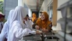 Guru mendampingi siswa dalam pelaksanaan Program Makan Bergizi Gratis (MBG) sekaligus memperkuat edukasi gizi dan kebiasaan hidup sehat di sekolah.