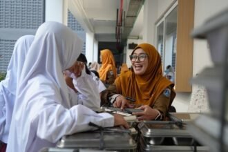 Guru mendampingi siswa dalam pelaksanaan Program Makan Bergizi Gratis (MBG) sekaligus memperkuat edukasi gizi dan kebiasaan hidup sehat di sekolah.