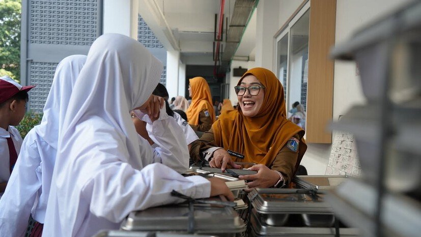 Guru mendampingi siswa dalam pelaksanaan Program Makan Bergizi Gratis (MBG) sekaligus memperkuat edukasi gizi dan kebiasaan hidup sehat di sekolah.