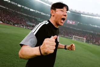 Persija Jakarta mengalahkan Persib Bandung 2-1 di GBK melalui gol penentu Ivan Mamut pada menit ke-90+5 dan kini mengoleksi enam poin dari dua pertandingan.
