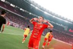 Persija Jakarta merayakan kemenangan dramatis 2-1 atas Persib Bandung di GBK setelah Ivan Mamut mencetak gol penentu pada menit-menit akhir.