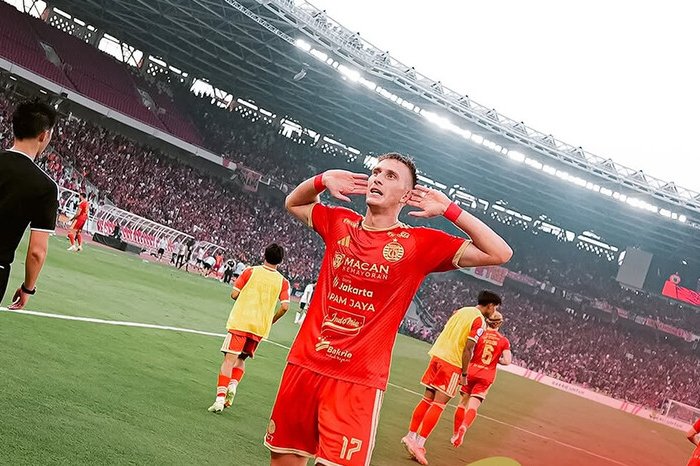 Persija Jakarta merayakan kemenangan dramatis 2-1 atas Persib Bandung di GBK setelah Ivan Mamut mencetak gol penentu pada menit-menit akhir.
