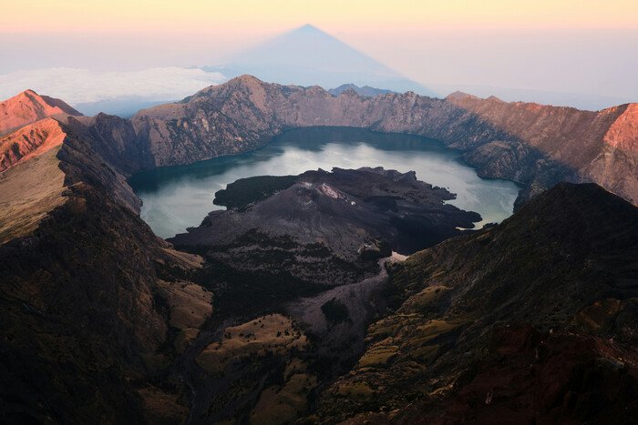 Pendakian Gunung Rinjani dibuka terbatas mulai September 2026 untuk mengantisipasi risiko kebakaran selama musim kemarau.