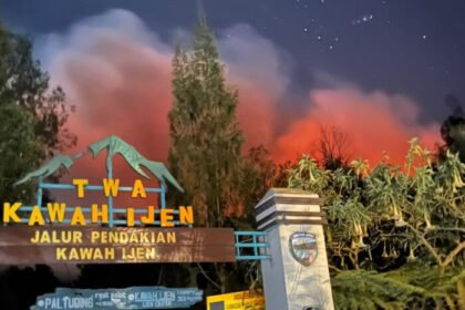 Karhutla di TWA Kawah Ijen meluas, Pemkab Banyuwangi mengusulkan helikopter water bombing karena medan terjal menyulitkan pemadaman dari darat.