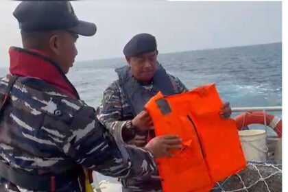 Tim TNI AL dan SAR Gabungan melakukan pencarian lima jurnalis yang hilang kontak di perairan Selat Sunda.