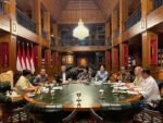 Presiden Prabowo Subianto mengumpulkan sejumlah pejabat ekonomi, OJK, Bank Indonesia, DPR, dan Danantara di Hambalang untuk membahas kondisi ekonomi nasional serta sektor jasa keuangan.