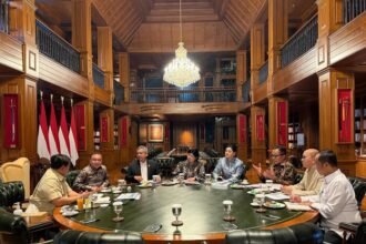 Presiden Prabowo Subianto mengumpulkan sejumlah pejabat ekonomi, OJK, Bank Indonesia, DPR, dan Danantara di Hambalang untuk membahas kondisi ekonomi nasional serta sektor jasa keuangan.